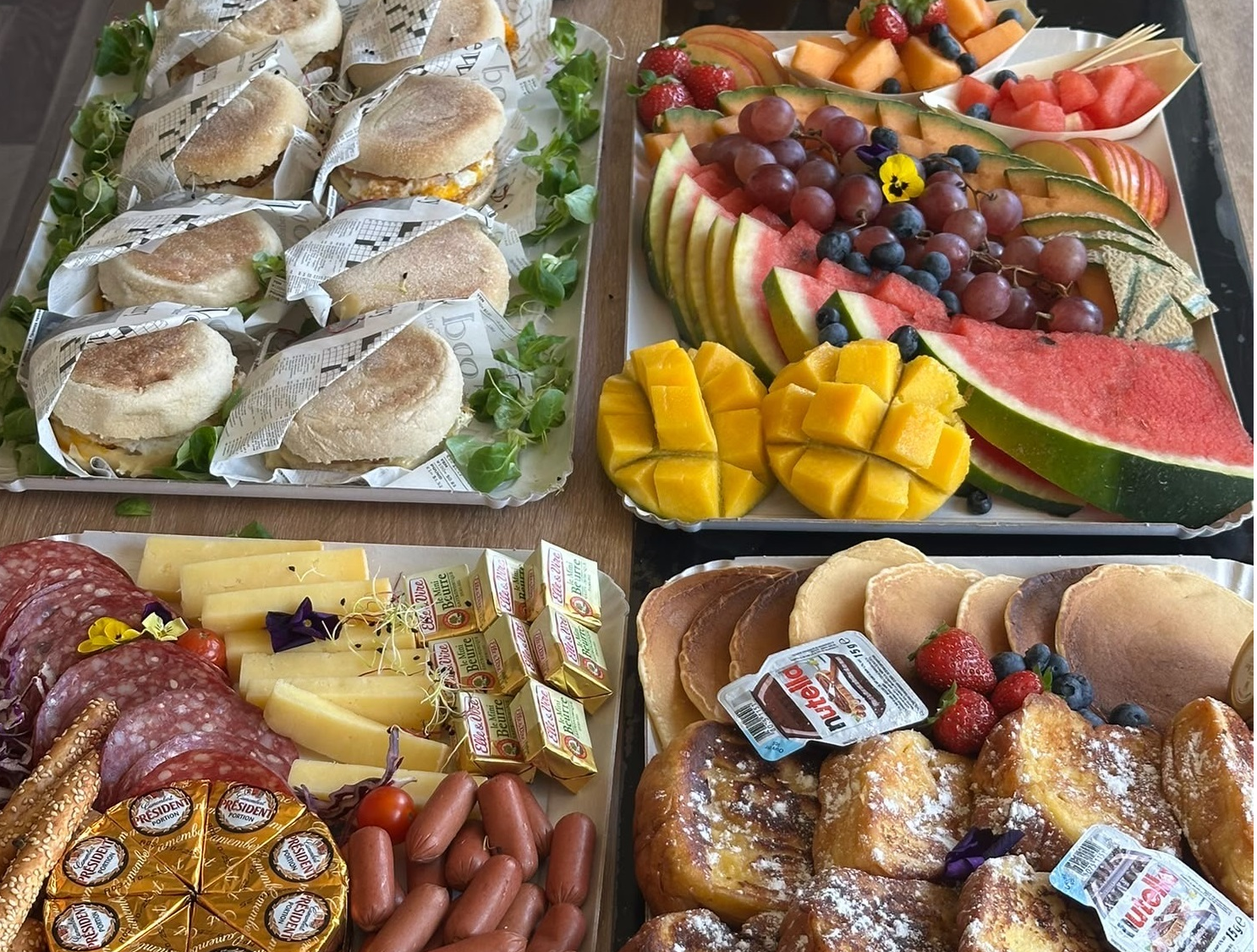 Plateau de fruits frais tranchés et mimosas, dressés pour un brunch d'entreprise