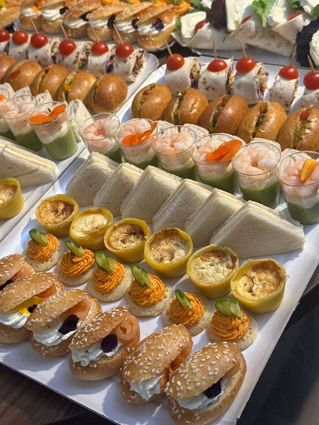 Assortiment de bouchées ODK Traiteur : wraps, verrines crevette-avocat, mini-sandwichs et quiches