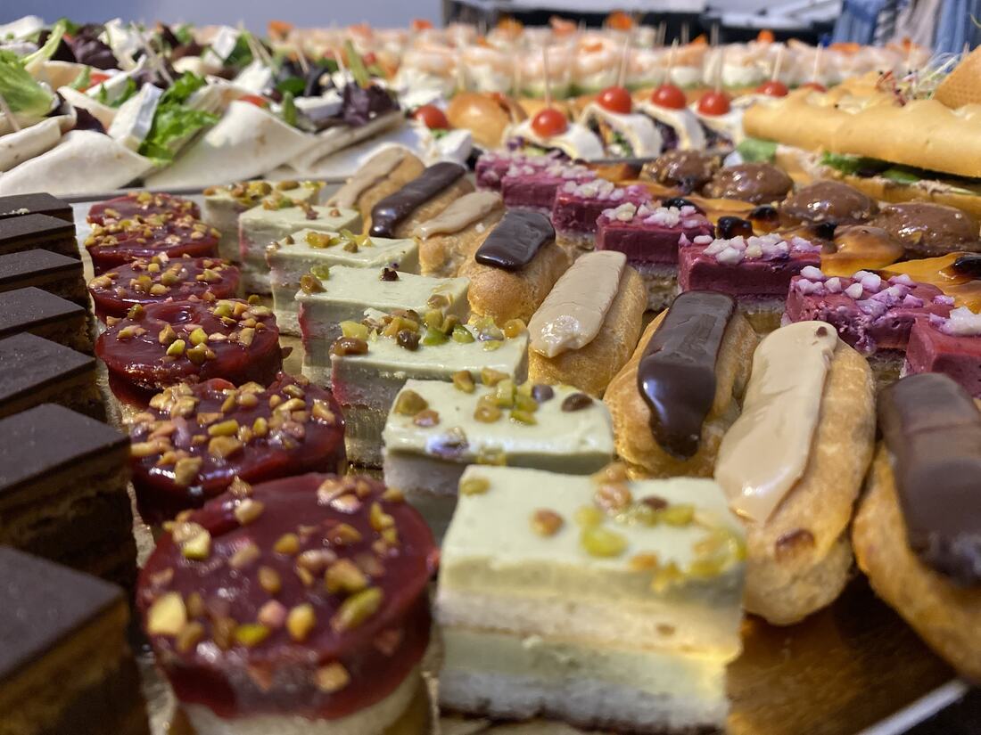 Assortiment de pâtisseries : éclairs, entremets pistache et fruits rouges, mignardises au chocolat
